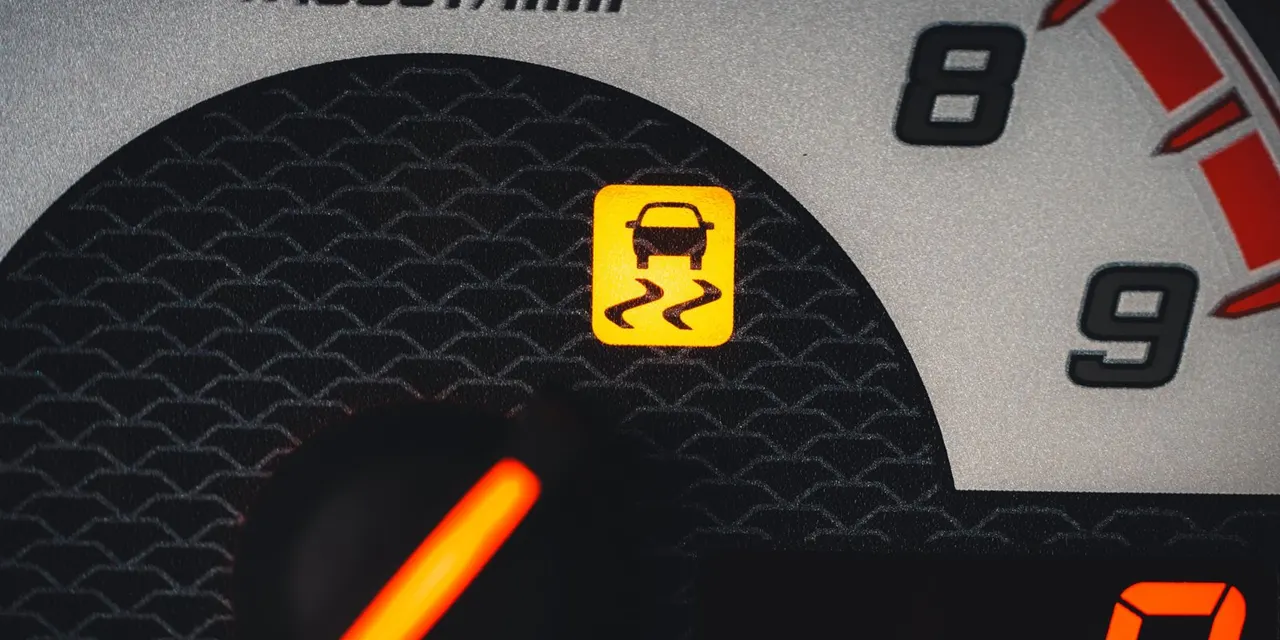 Voyant orange voiture : les cas fréquents et quoi faire